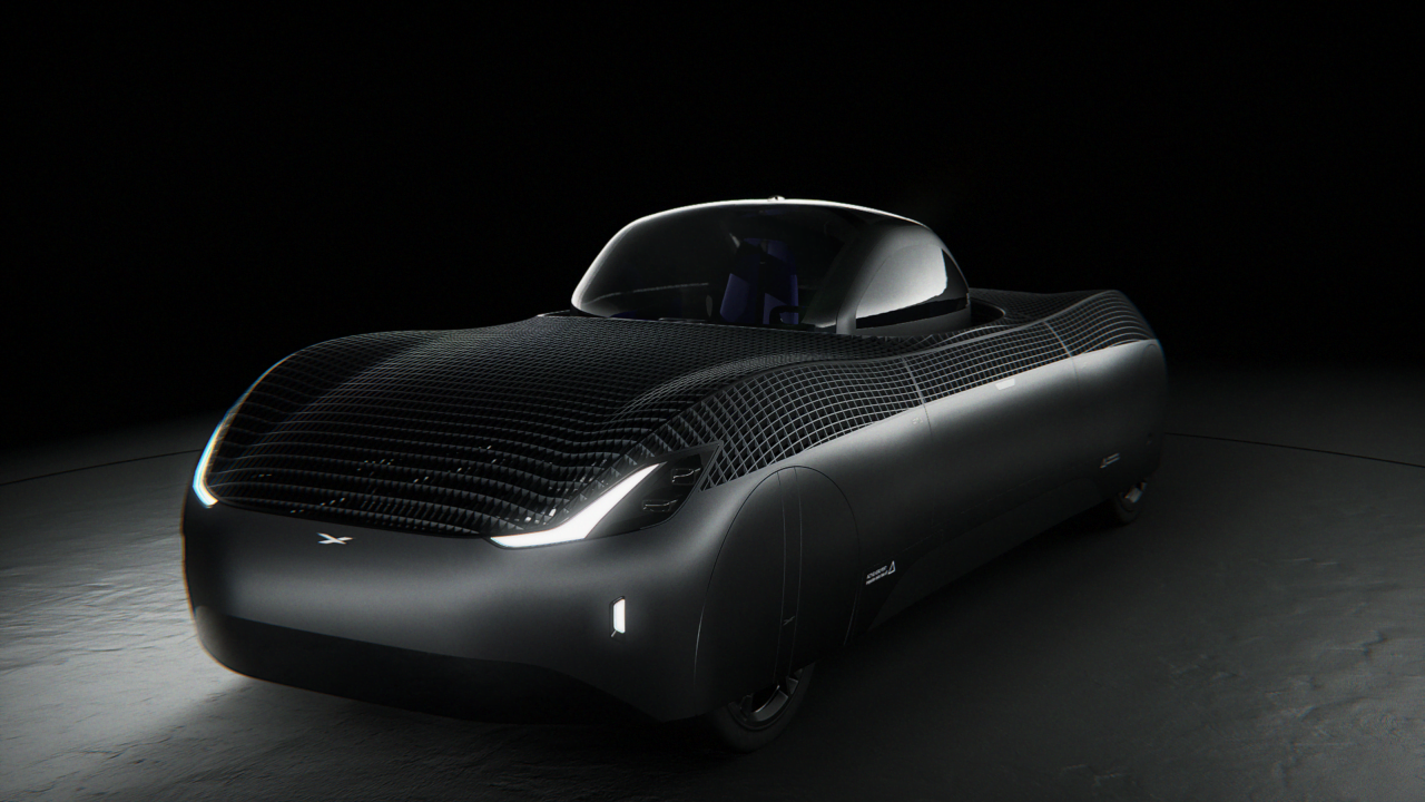 Czarny futurystyczny samochód elektryczny z wyraźną teksturą siatki na karoserii, prezentowany w półmroku.
