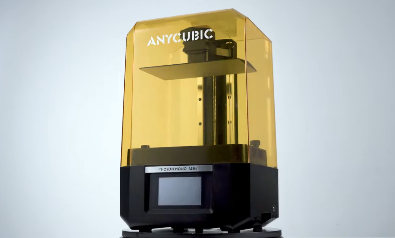 Drukarka 3D typu SLA marki Anycubic, model Photon Mono M3, z żółtą osłoną przeciw-UV i widoczna platformą druku.