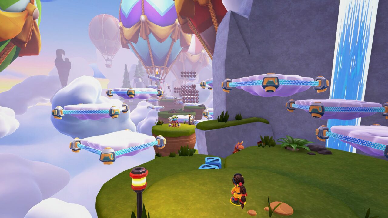 Grafika z gry komputerowej Max Mustard, która może ukaże się na PlayStation VR2, przedstawiająca fantastyczny krajobraz z unoszącymi się w powietrzu platformami i wodospadem w tle, postać gracza na pierwszym planie oraz balon na gorące powietrze w oddali.