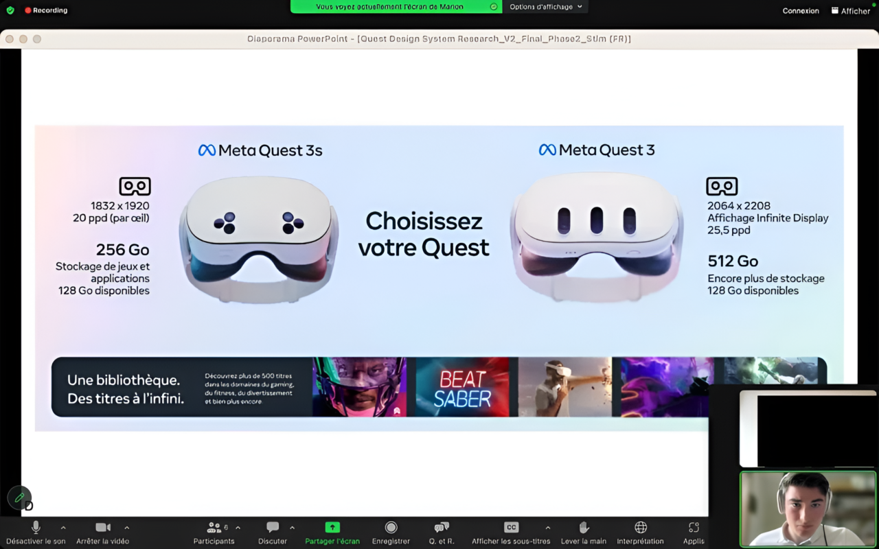 Ekran komputera przedstawiający prezentację Powerpoint z dwoma modelami gogli VR marki Meta Quest, z opisem ich specyfikacji technicznych na tle o różnych odcieniach niebieskiego. Na dole widać interfejs aplikacji do wideokonferencji z widocznym obrazem uczestniczącego mężczyzny.