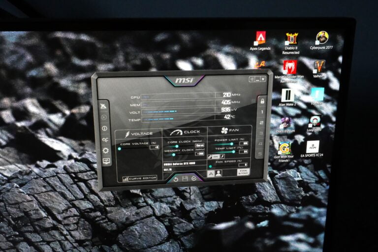 Monitor komputerowy z otwartym oprogramowaniem do overclockingu GPU marki MSI oraz ikonami gier na pulpicie, takich jak Apex Legends, Cyberpunk 2077 i inne.