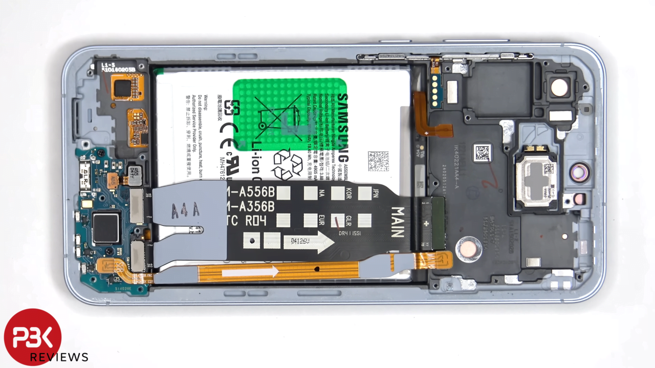 Wnętrze smartfona z widoczną baterią, płytką główną i innymi komponentami elektronicznymi.