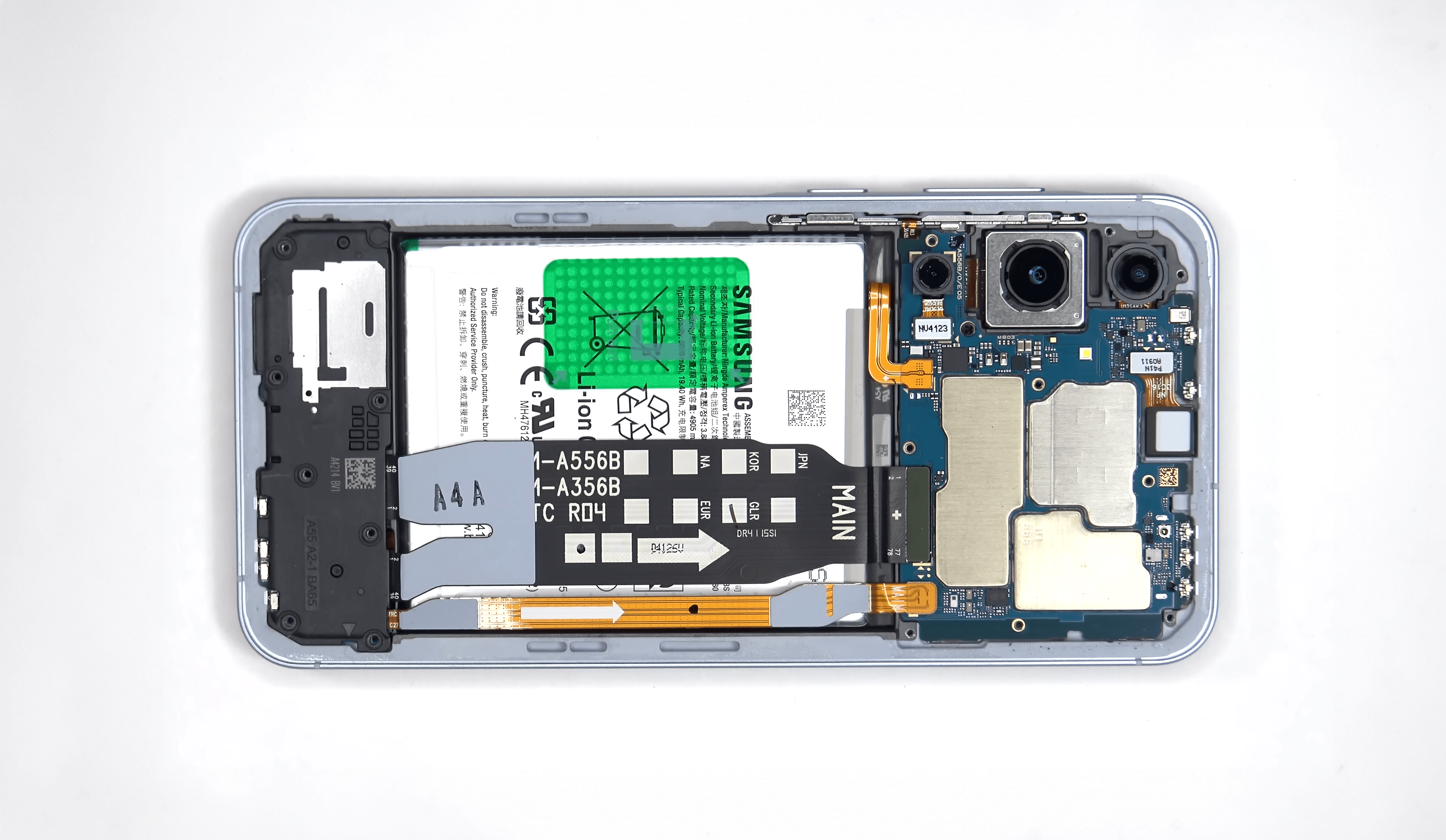 Wnętrze smartfona z widocznymi elementami takimi jak bateria, płyta główna, sloty karty SIM i aparatu fotograficznego.