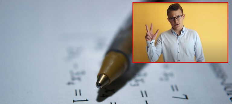 Długopis leżący na arkuszu papieru z matematycznymi równaniami z małym obrazem nauczyciela w tle pokazującego znak "wszystko w porządku" gestem ręki.