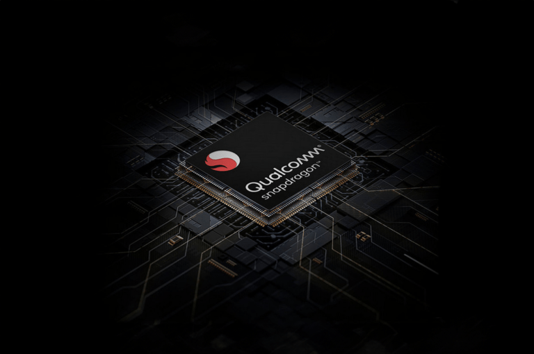 Procesor Qualcomm Snapdragon umieszczony na ciemnym tle z grafiką przypominającą płytę drukowaną.