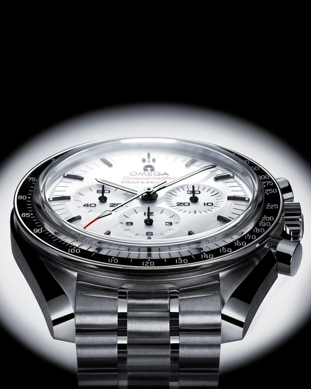 Zegarek męski Omega Speedmaster Professional z białą tarczą, trzema małymi tarczami zapasowymi i stalową bransoletą.