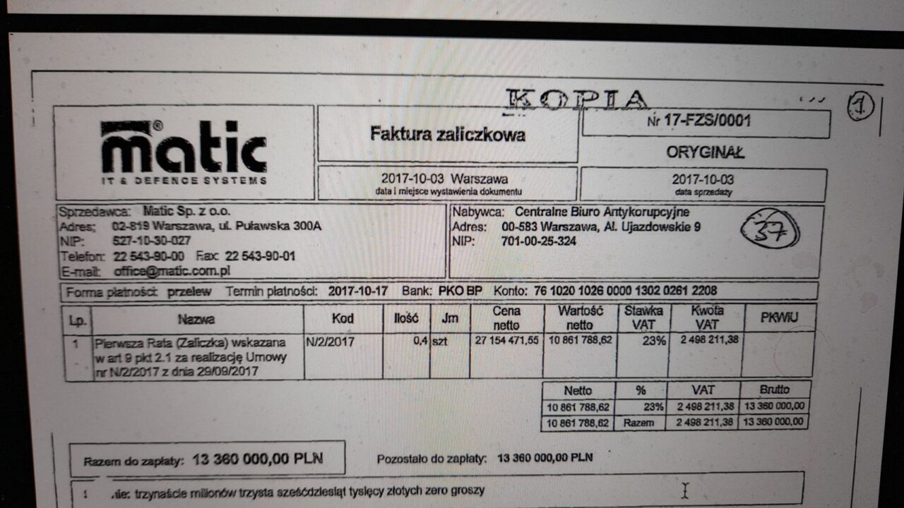 Zdjęcie czarno-białej kopii faktury zaliczkowej z polską firmą Matic Sp. z o.o. oraz Centralnym Biurem Antykorupcyjnym jako stronami transakcji.