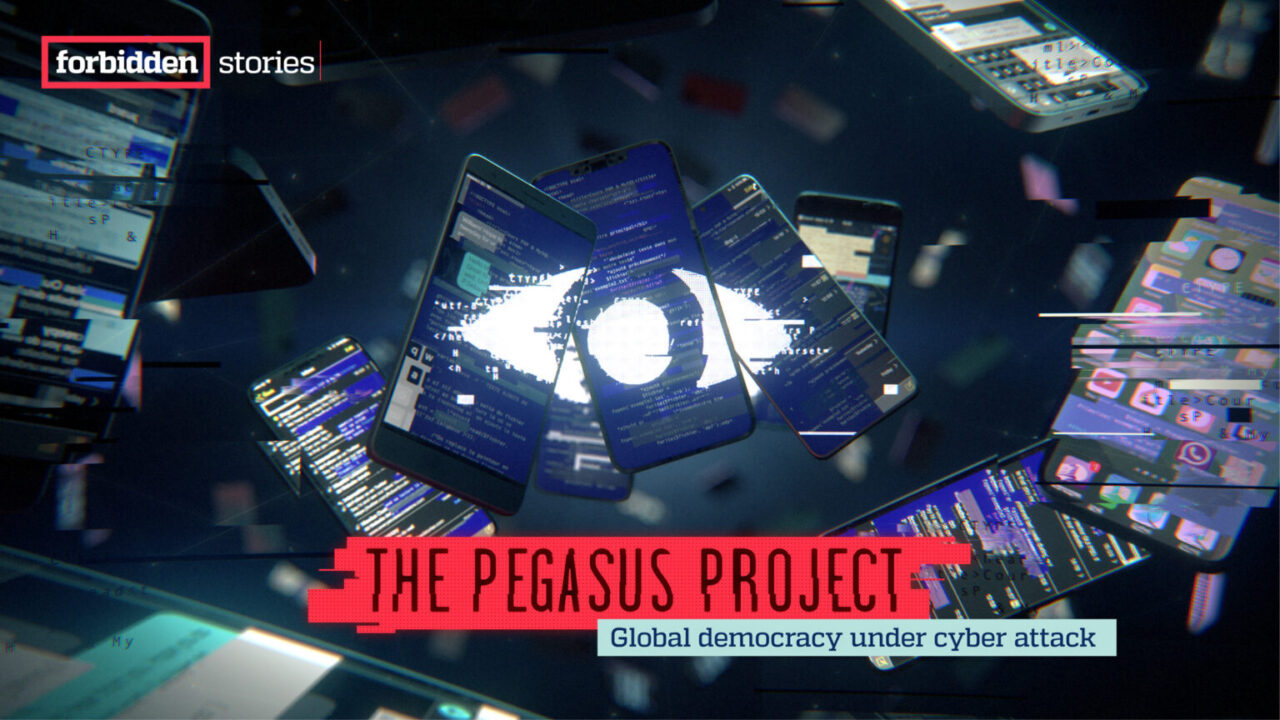 Pegasus Project. Grafika przedstawiająca smartfony z kodem programistycznym i logo "forbidden stories" w tle, z dużym czerwonym napisem "THE PEGASUS PROJECT" oraz podpisem "Global democracy under cyber attack".