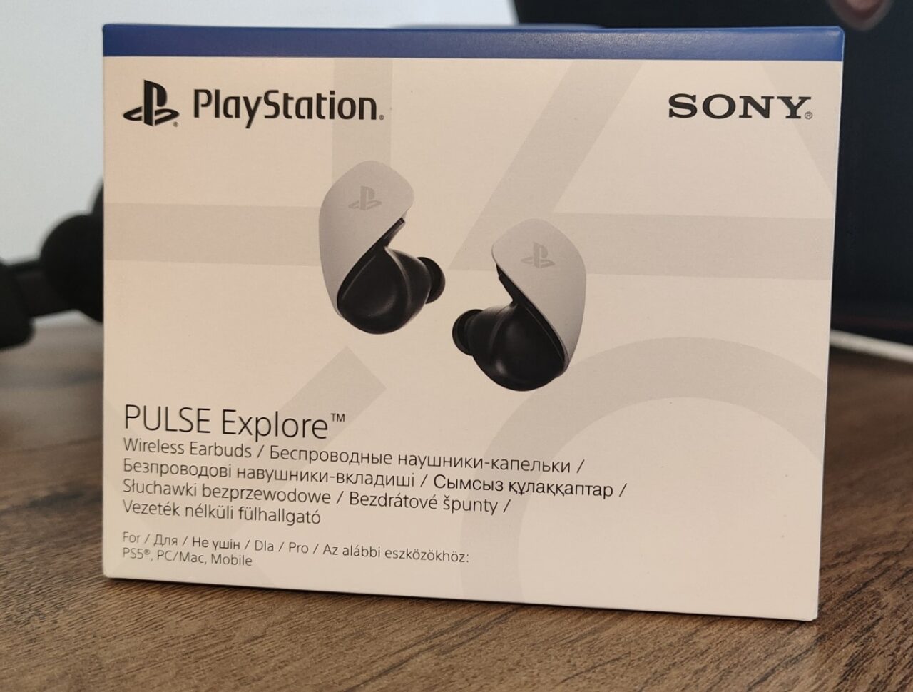 Pudełko słuchawek bezprzewodowych PlayStation Pulse Explore marki Sony PlayStation z logotypami PlayStation i Sony, kompatybilne z PS5, PC/Mac oraz urządzeniami mobilnymi.