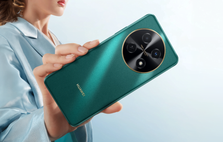 Kobieta trzyma zielony smartfon Huawei z okrągłym modułem aparatu z czterema obiektywami.