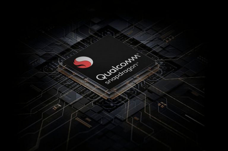 Procesor Qualcomm Snapdragon umieszczony na tle z graficznym przedstawieniem obwodów elektronicznych.