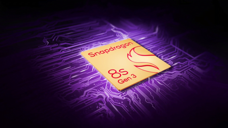 Złoty chip procesora Snapdragon 8S Gen 3 na tle fioletowej płytki drukowanej z wizualizacją obwodów elektronicznych.
