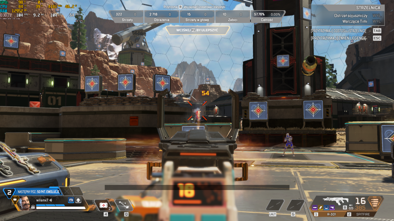 Zrzut ekranu z gry komputerowej przedstawiający pierwszoosobową perspektywę celowania z broni palnej w cel na poligonie strzeleckim, z różnego rodzaju statystykami wyświetlanymi na ekranie.