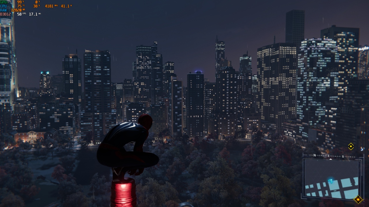 Postać przypominająca Spider-Mana siedzi na krawędzi dachu, w tle nocna panorama miejska z wieżowcami i delikatnym deszczem.