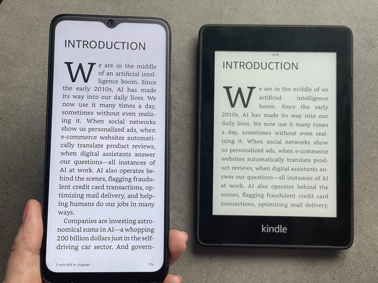 Dwa czytniki e-booków leżące na szarym tle: po lewej biały z włączonym ekranem ukazującym początek rozdziału zatytułowanego "Introduction", po prawej czarny z wyświetloną tą samą treścią i logo "kindle" na dole.