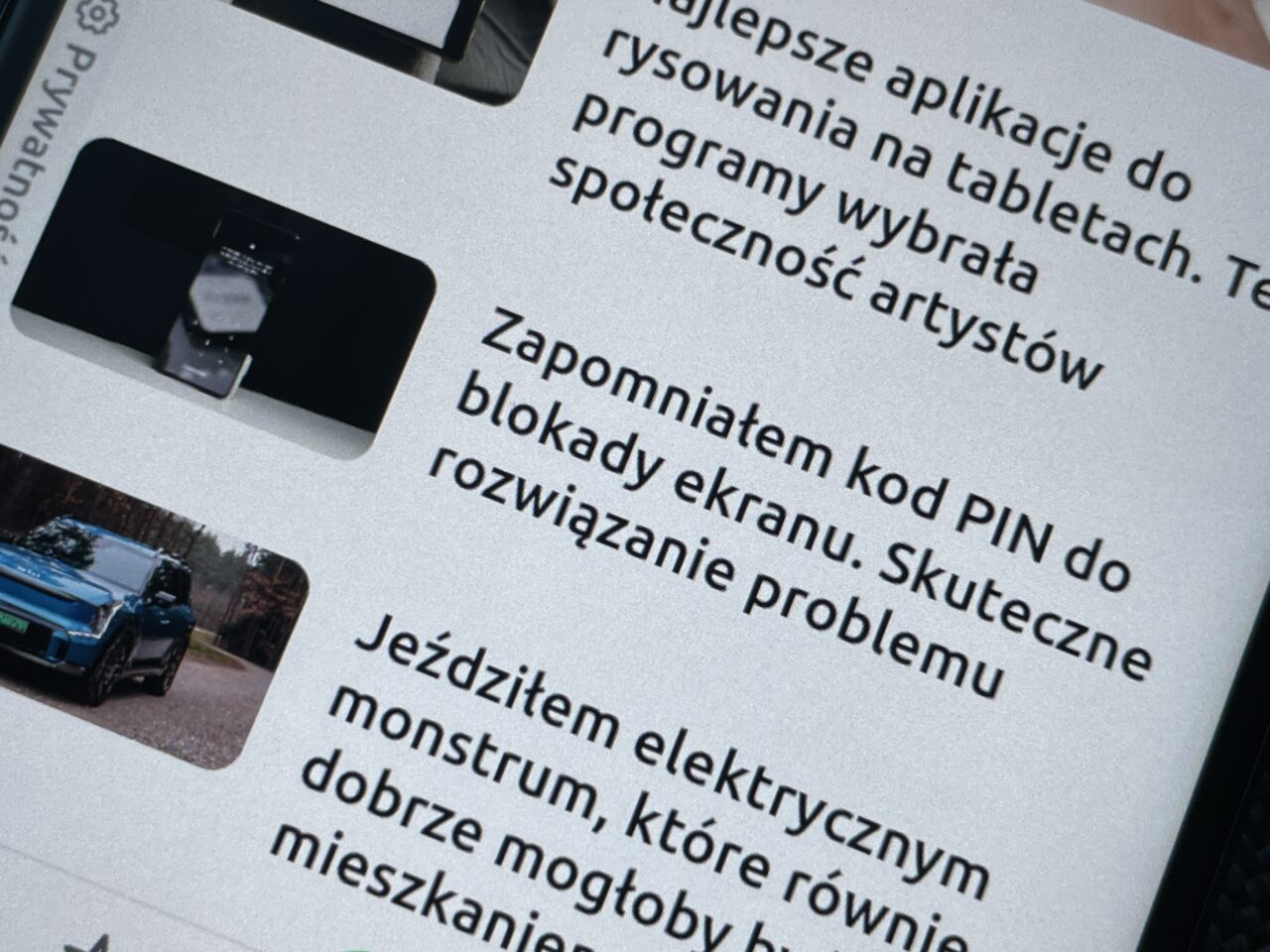 Zbliżenie na ekran urządzenia elektronicznego, wyświetlające różne treści z aplikacji z tekstami w języku polskim oraz miniaturami zdjęć.