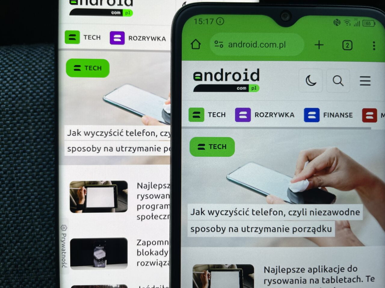 Ekran smartfona wyświetlający artykuł o czyszczeniu telefonu na stronie internetowej z kategoriami takimi jak TECH, ROZRYWKA, FINANSE, na tle drugiego smartfona z tym samym obrazem.