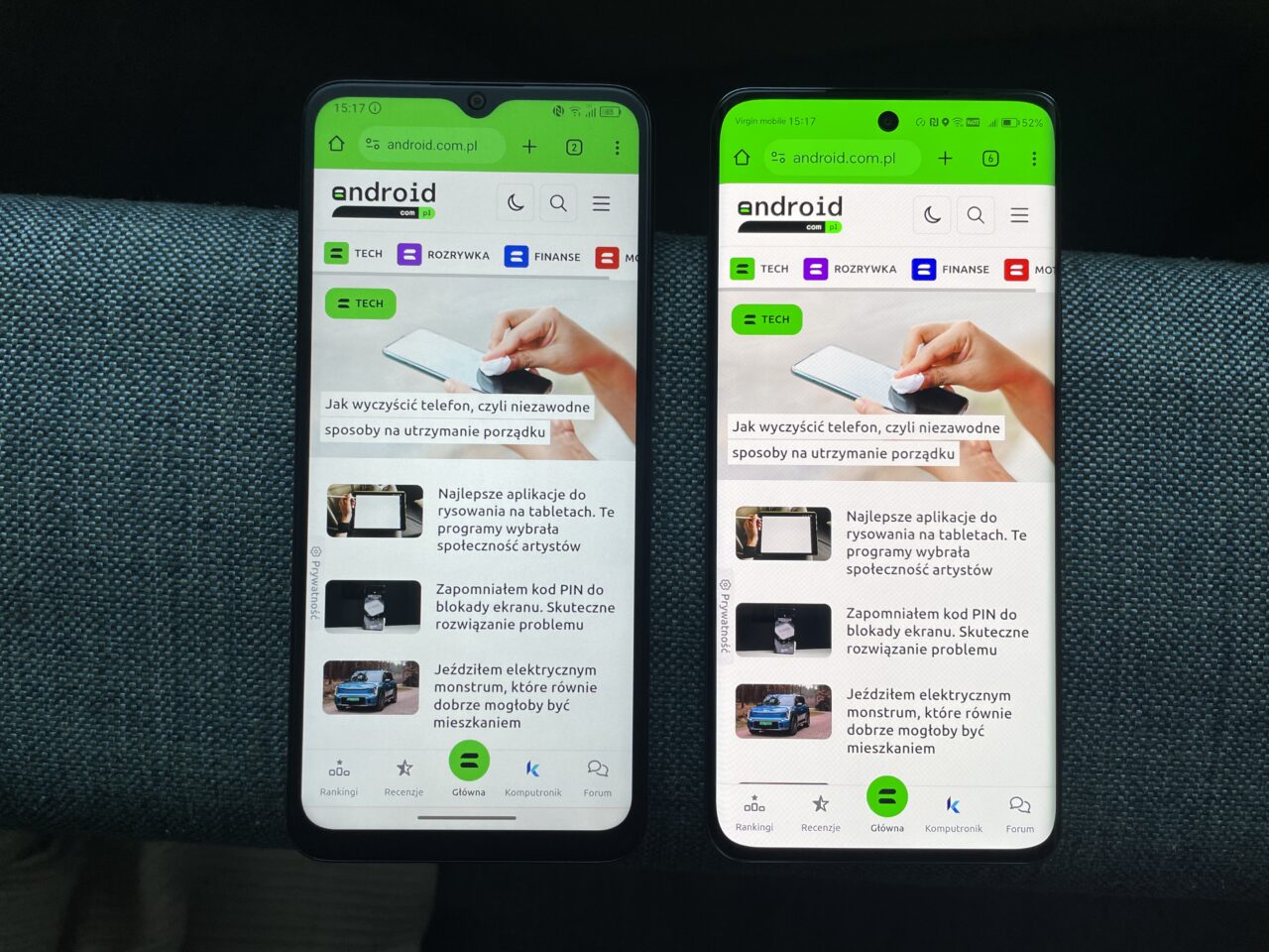 Dwa smartfony wyświetlające tę samą stronę internetową z artykułem na temat czyszczenia telefonu, umieszczone obok siebie na ciemnym tle.