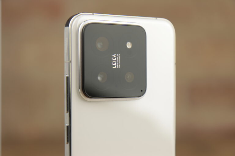 Biały smartfon Xiaomi 14T z tyłu pokazujący kwadratowy moduł aparatu z logo Leica i trzema obiektywami.