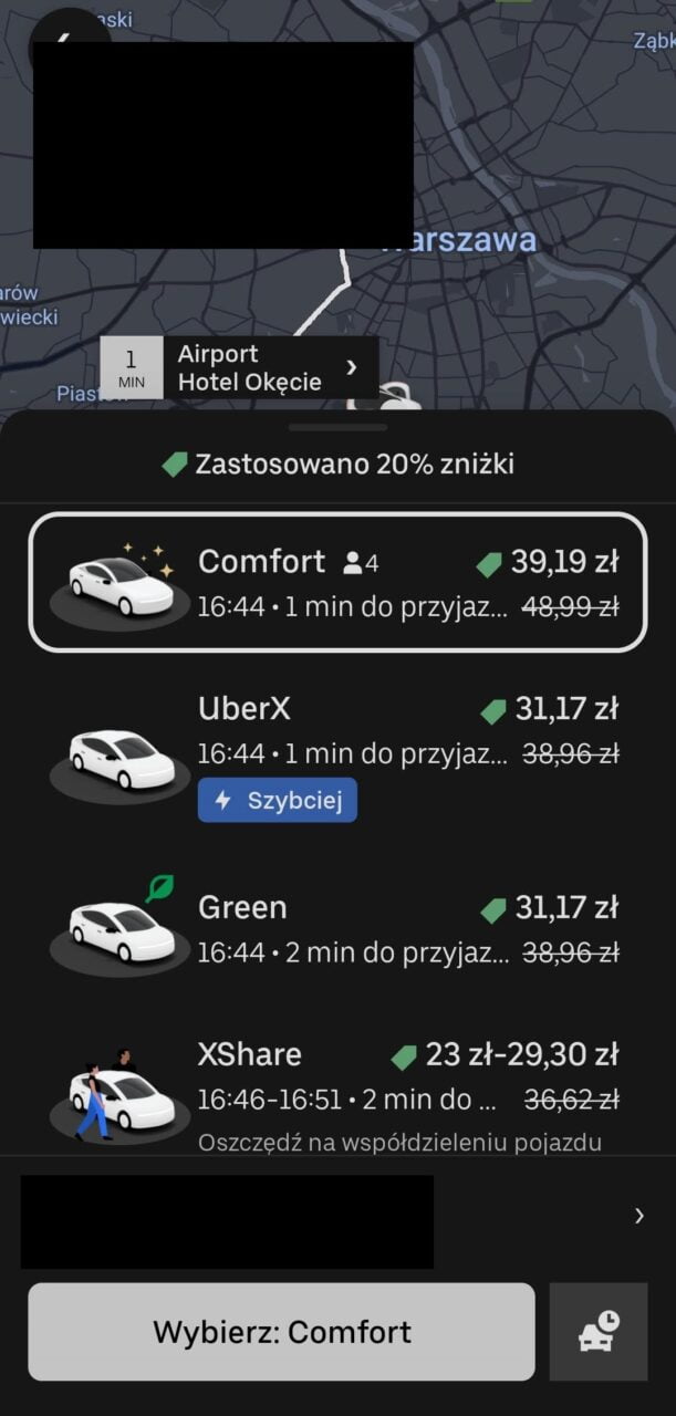 Ekran aplikacji do zamawiania przejazdów z różnymi opcjami takimi jak Comfort, UberX, Green i XShare, wskazującymi czas oczekiwania, koszt przejazdu oraz ewentualne zniżki.