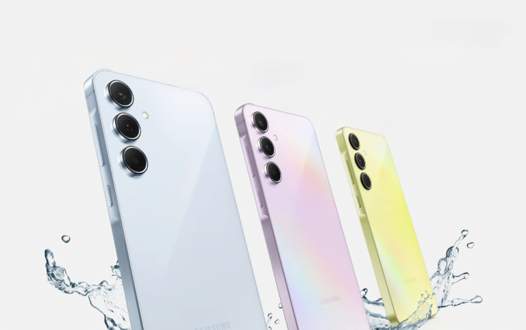 Trzy smartfony Samsunga różnych kolorów, umieszczone pionowo z aparatem skierowanym na widz, na białym tle z efektem rozbryzgującej się wody.