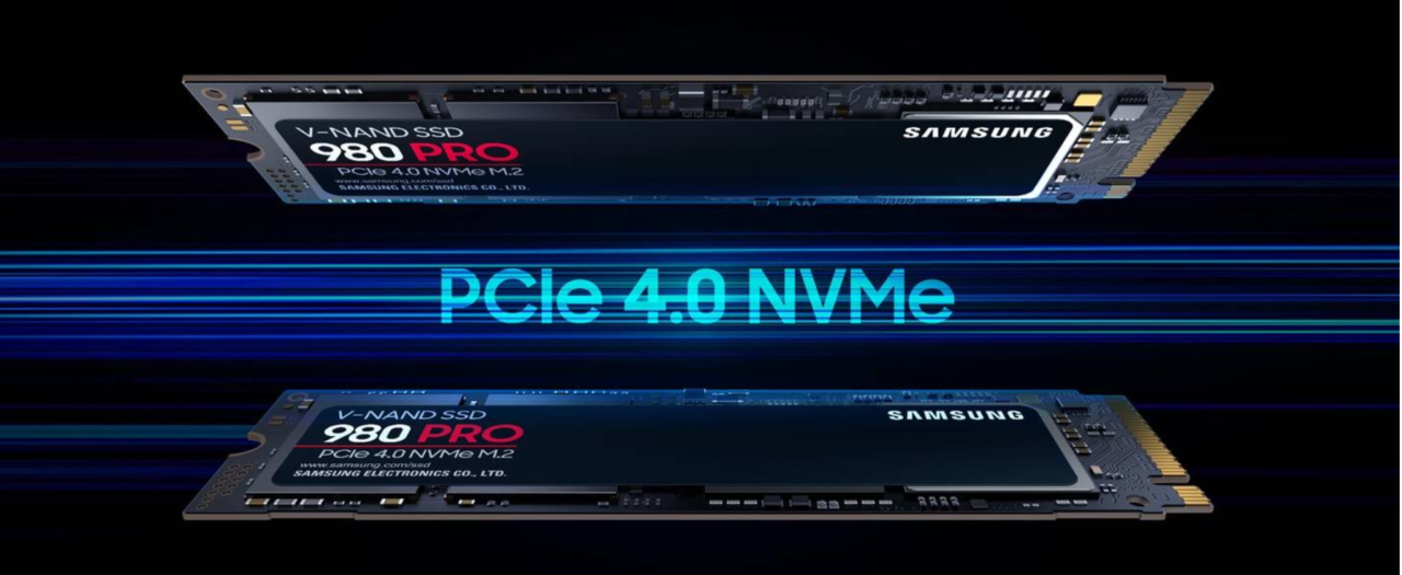 Dwa dyski SSD Samsung 980 PRO z interfejsem PCIe 4.0 NVMe M.2, unoszące się na tle ciemnego gradientu z niebieskimi paskami świetlnymi.