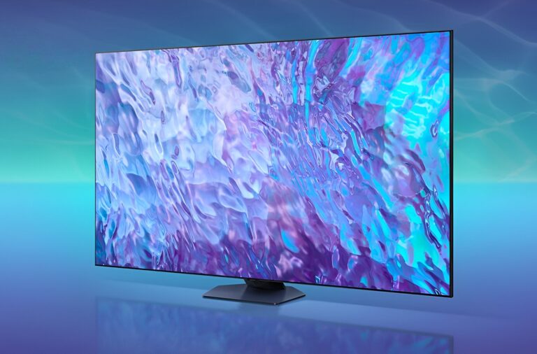 Telewizor Samsung 75" z dużym ekranem wyświetlający abstrakcyjne grafiki w odcieniach niebieskiego i różu na gradientowym tle w odcieniach błękitu.