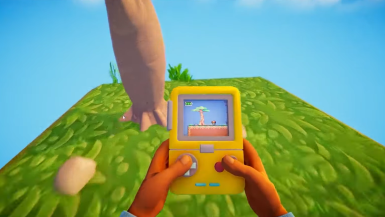 Osoba trzyma przenośną konsolę do gier na tle wirtualnego zielonego wzgórza i niebieskiego nieba. Zrzut ekranu z gry Screenbound