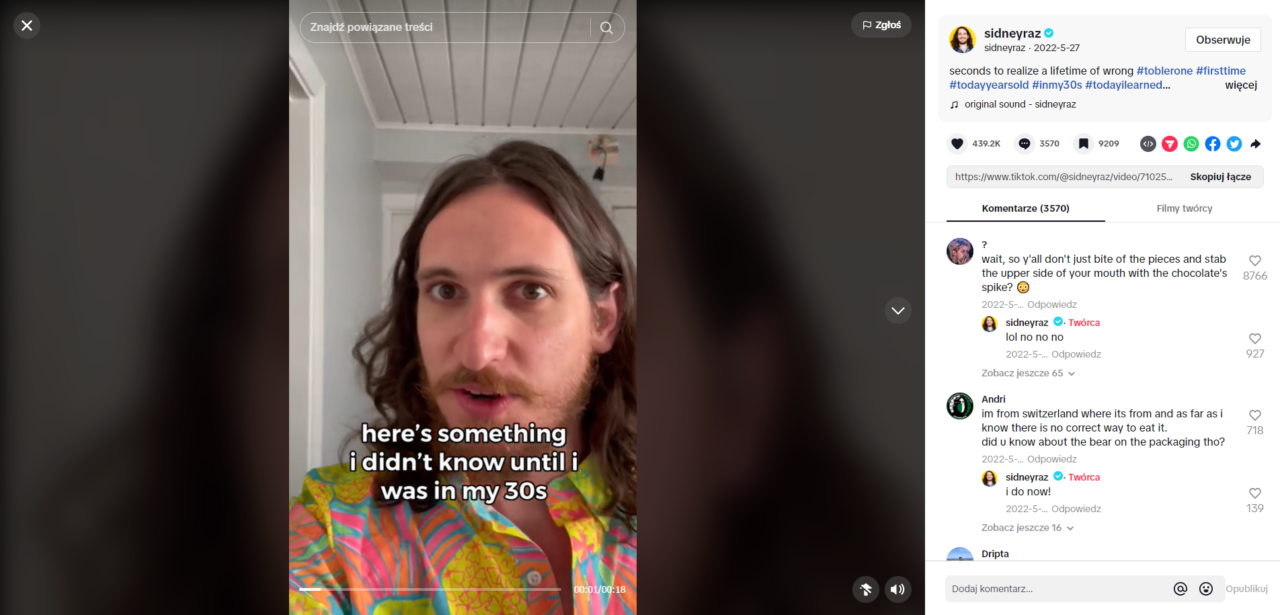 Um homem com uma camisa colorida tira uma selfie, com um interior branco ao fundo.  O vídeo mostra o texto: "aqui está algo que eu não sabia até os meus 30 anos".  A imagem também inclui a interface de usuário do TikTok com comentários visíveis e botões de interação.