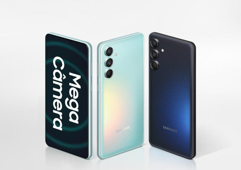 Trzy smartfony Samsung Galaxy M55 5G rozmieszczone pionowo z widocznymi aparatem ogłoszeniowym "Mega Camera"; dwa z tyłu w odcieniach błękitu i czerni oraz jeden z przodu w kolorze turkusowym.