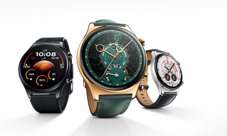 Trzy inteligentne zegarki Honor Watch GS 4 o różnym designie wyświetlające czas i różne funkcje zdrowotne oraz fitness, ustawione na białym tle.
