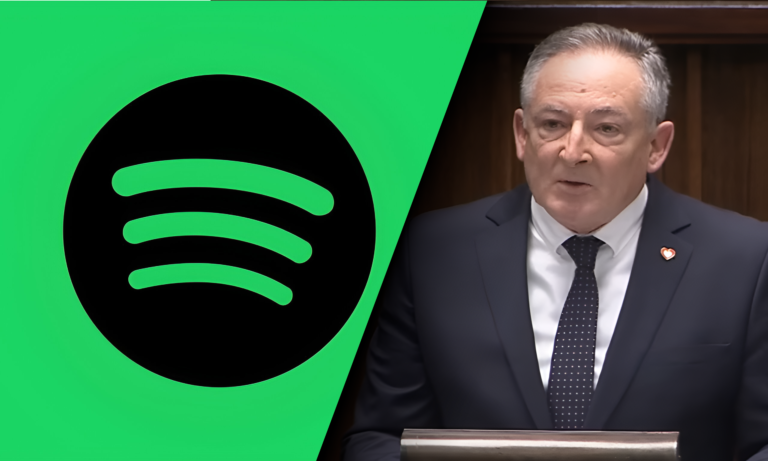 Zdjęcie podzielone na dwa części: po lewej stronie znajduje się logo Spotify na zielonym tle, a po prawej stronie starszy mężczyzna w garniturze stoi za mównicą i wygłasza przemówienie. Sklejka sugeruje, że Spotify grozi Polakom
