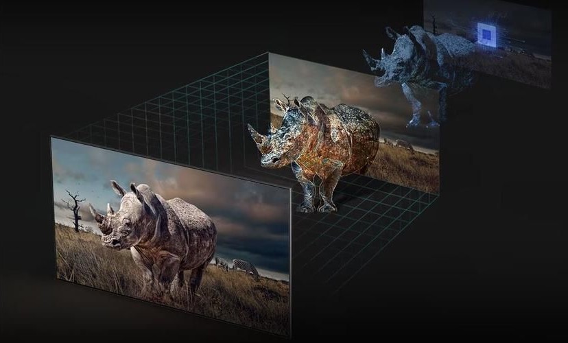 Złożone zdjęcie przedstawiające telewizor Samsung 75" proces transformacji zwierzęcia z rzeczywistości w cyfrowy model 3D: realistyczny nosorożec na pierwszym planie przekształca się w kolorowy, przezroczysty model 3D, a następnie w niebieskawy, sylwetkowy model 3D w tle.