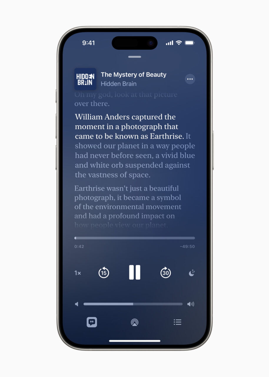 Smartfon wyświetlający odcinek podcastu "The Mystery of Beauty" od Hidden Brain z tekstem dotyczącym fotografii Ziemi wykonanej przez Williama Andersa, znaną jako "Earthrise".