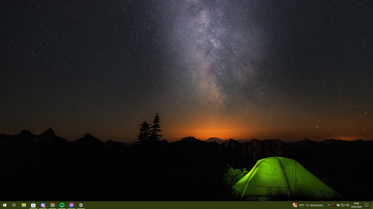 Zdjęcie pulpit komputera z tapetą przedstawiającą nocny krajobraz z namiotem na pierwszym planie i gwiezdnym niebem z widoczną Drogą Mleczną. Koniec wsparcia Windows 10 jest bliski
