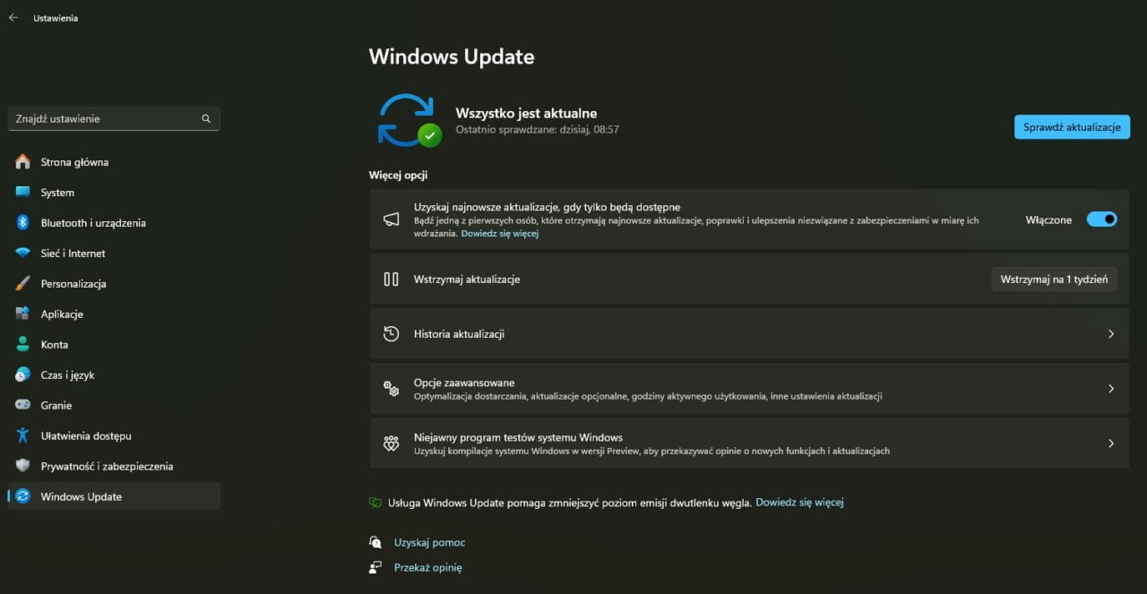 Zrzut ekranu z menu Ustawień Windows Update w systemie operacyjnym Windows, pokazujący, że wszystko jest aktualne z zielonym znacznikiem wyboru i informacją o ostatnim sprawdzeniu aktualizacji, z opcjami zaawansowanymi i przyciskiem do sprawdzania aktualizacji w prawym górnym rogu.