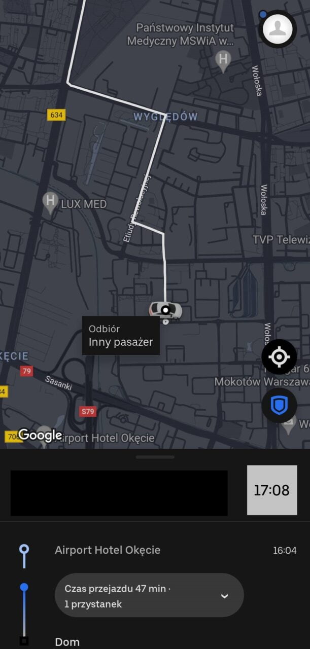 Zrzut ekranu aplikacji map z zaznaczoną trasą przejazdu, symbolem samochodu oraz informacją o czasie przejazdu 47 minut i jednym przystanku.