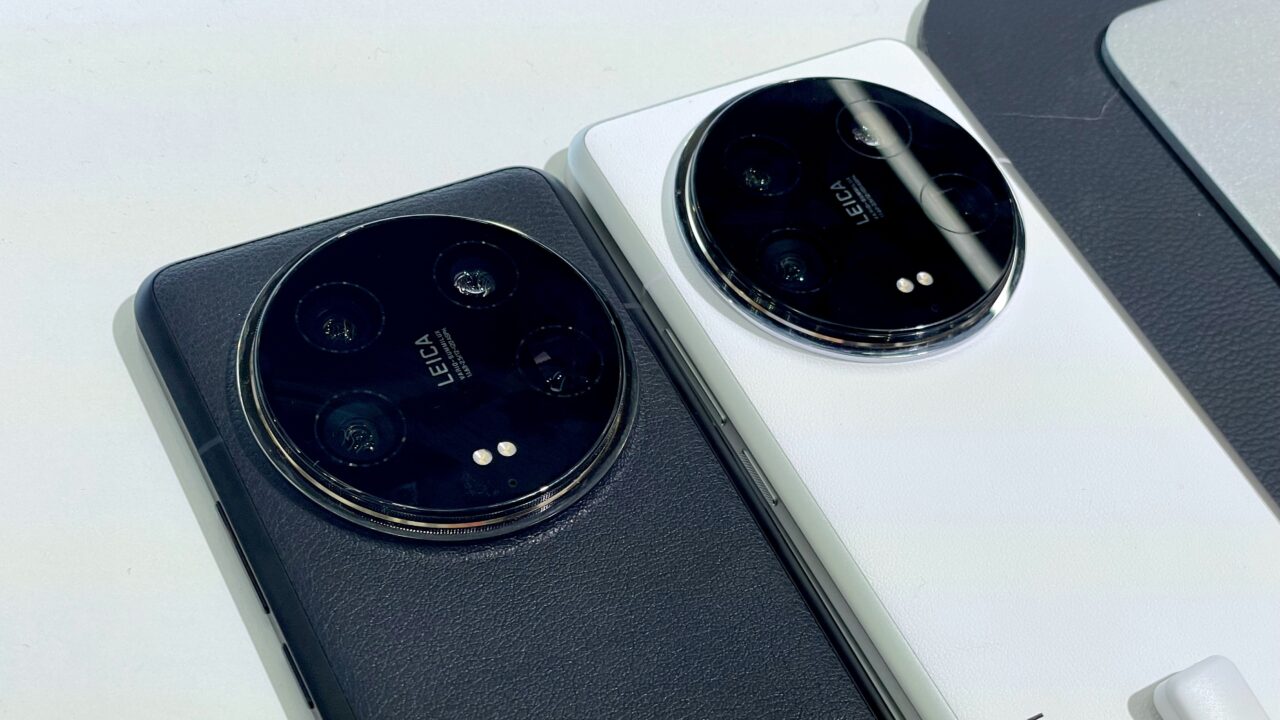 Czarny i biały smartfon leżące obok siebie z widocznymi dużymi modułami aparatu z logo Leica.