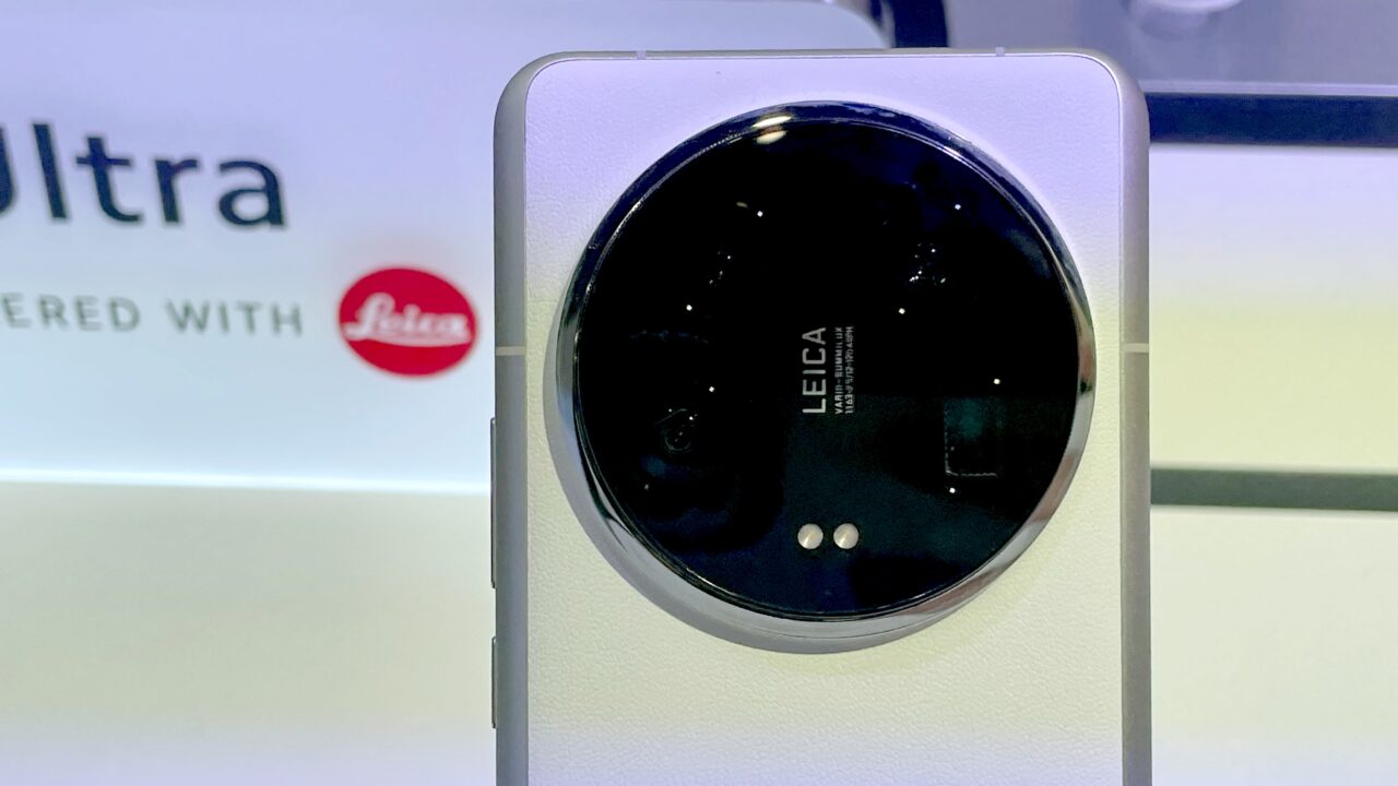 Biały smartfon z dużym okrągłym modułem aparatu z logo Leica, na tle logo z napisem "Ultra".