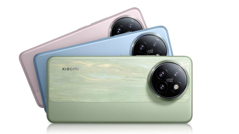 Trzy smartfony Xiaomi z tyłu, z wyspowymi modułami potrójnego aparatu z napisem Leica, układane nachodząco na siebie w kolorach różowym, błękitnym i zielonym.