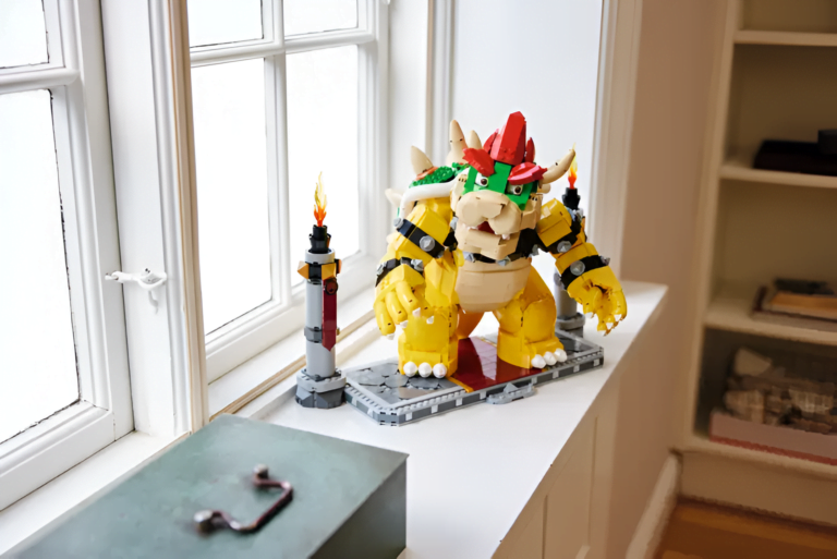 Model z klocków przedstawiający postać Bowsera stoi na parapecie obok okna. Zestawy LEGO dla graczy są rzadkie, ale zazwyczaj konkretne.