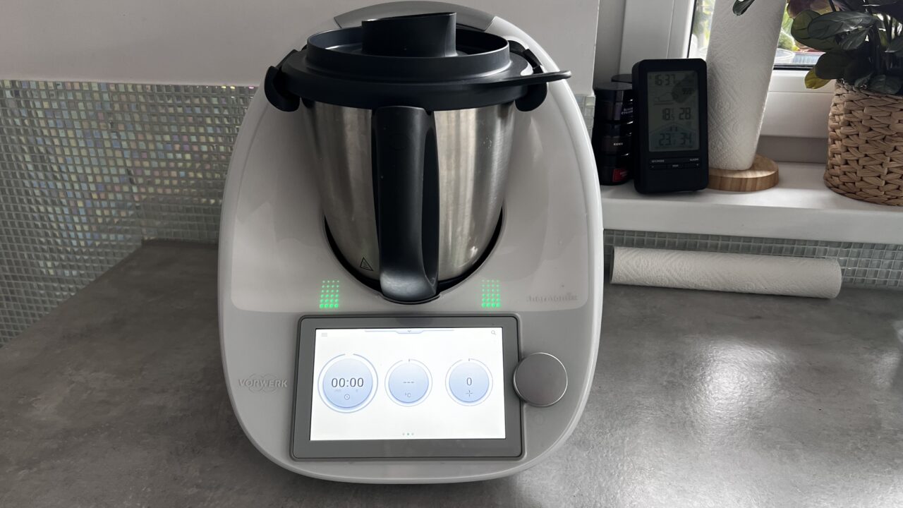 Robot kuchenny Thermomix z ekranem dotykowym umieszczony na blacie kuchennym.