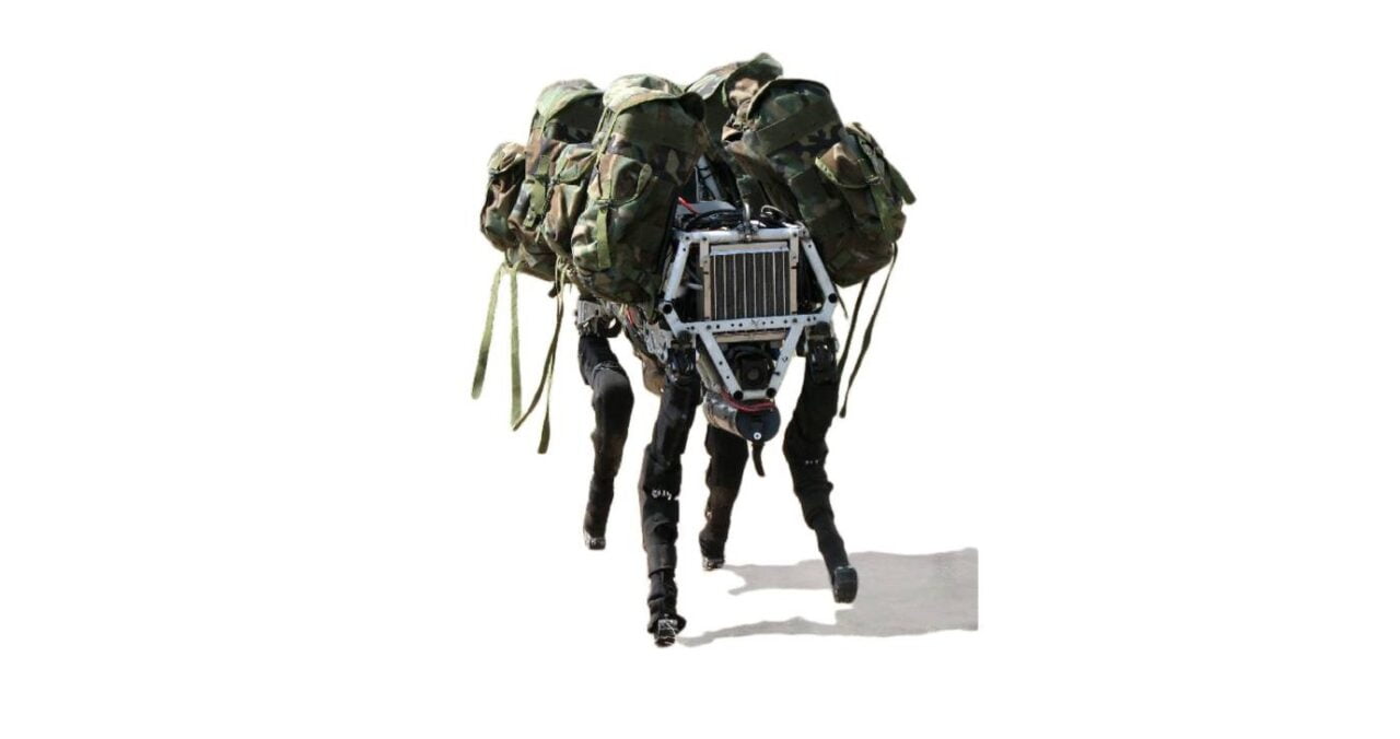Czteronożny robot przypominający psa, wyposażony w plecaki wojskowe, izolowany na białym tle.