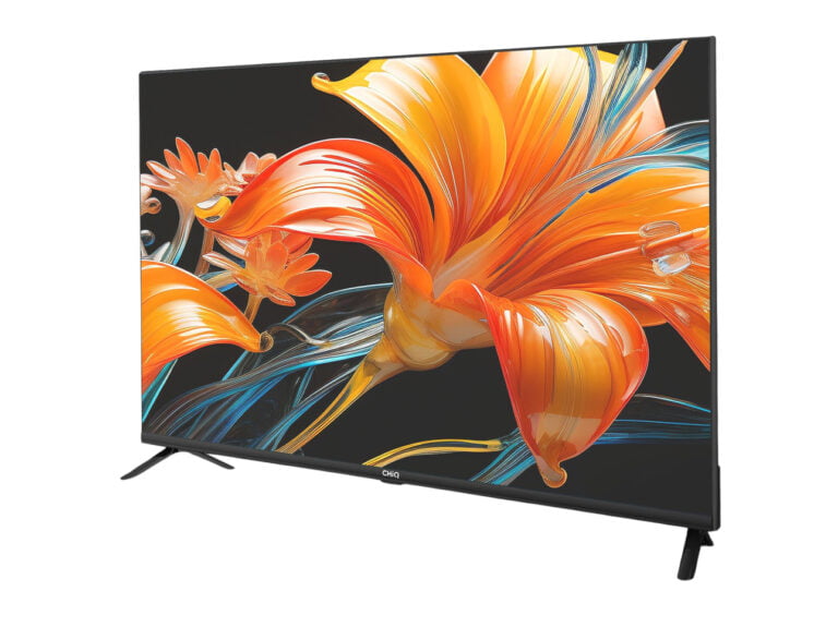 Telewizor ChiQ z płaskim ekranem stojący na dwóch nóżkach, z wyświetlanym żywym i kolorowym obrazem kwiatów.
