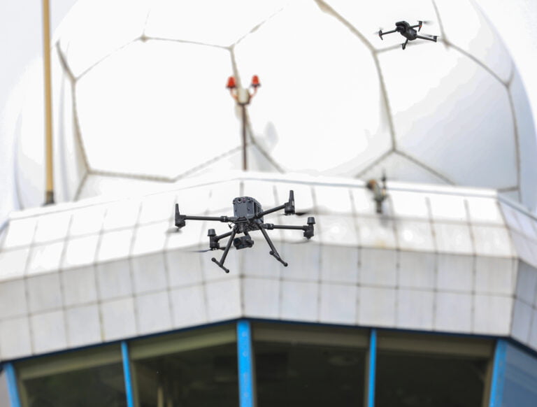drony latające nad ziemią