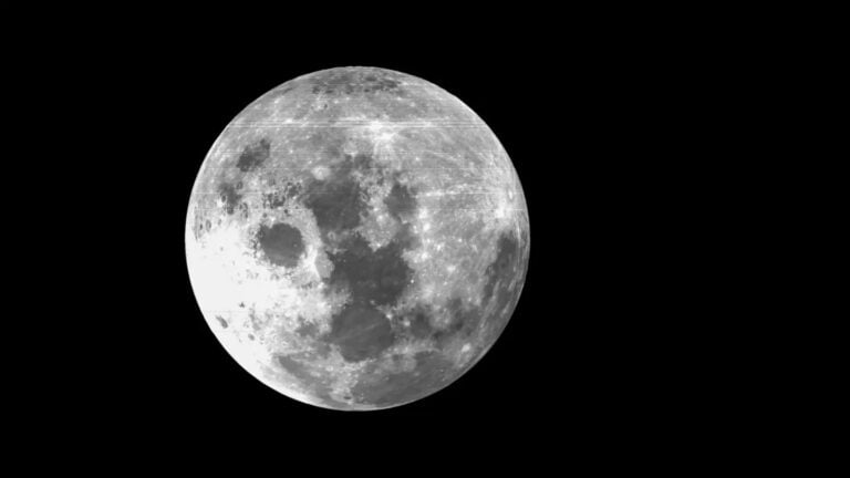 Detalny widok Księżyca na czarnym tle.