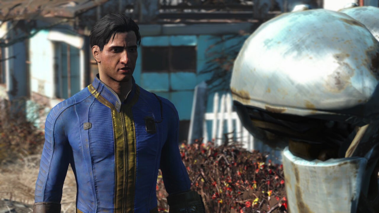 Kadr z gry Fallout 4. Mężczyzna w niebieskim kombinezonie stoi naprzeciwko robota w stylu retro na tle zniszczonej, postapokaliptycznej scenerii.