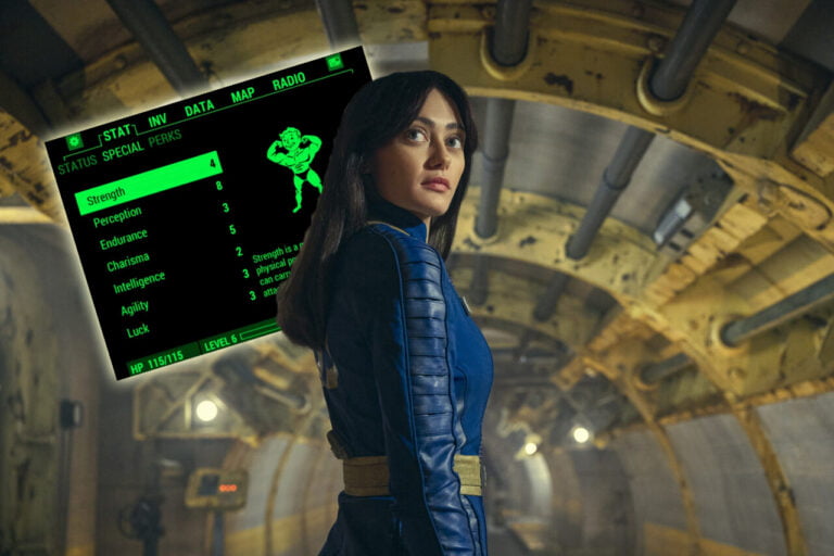 Kadr z serialu Fallout pokazujący statystyki postaci. Kobieta w niebieskim kostiumie stoi w zakrzywionym metalowym korytarzu, z patrząc na nią holograficznym interfejsem o tematyce gry, wyświetlającym statystyki postaci.