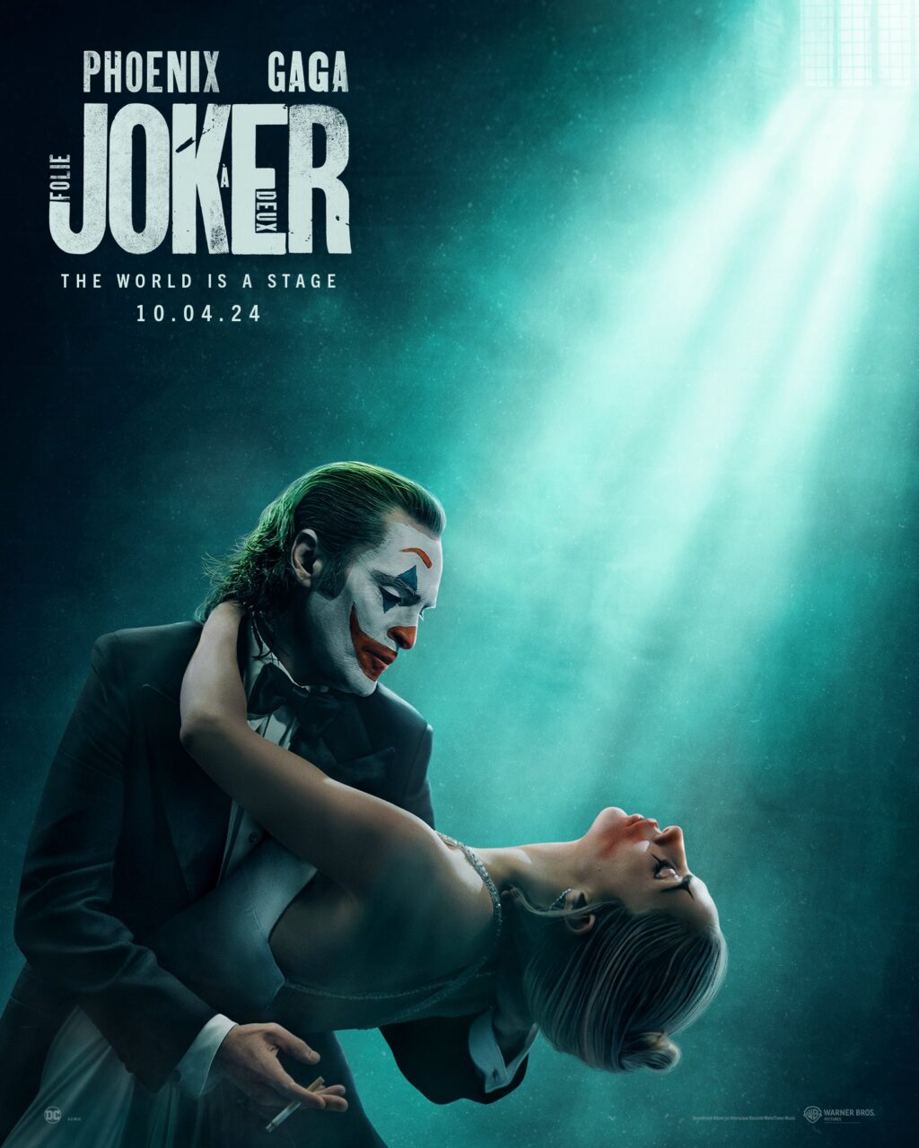 Plakat filmowy przedstawiający mężczyznę charakteryzującego się jako Joker trzymającego w ramionach kobiety wyglądającej na nieprzytomną, obydwoje w eleganckich strojach, na tle zielonego światła i promieni słonecznych przebijających się przez okno w górnej części kadru. Na plakacie znajdują się napisy "PHOENIX GAGA JOKER", "THE WORLD IS A STAGE" oraz data "10.04.24".