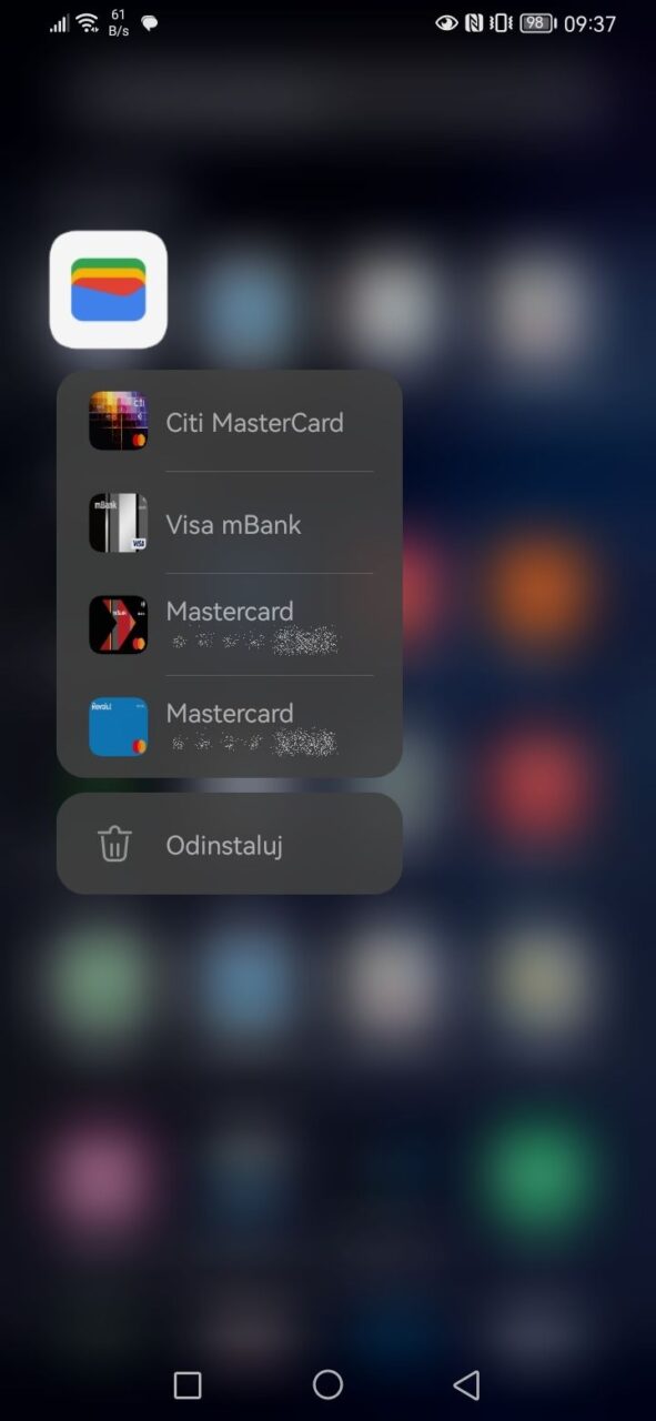 Zrzut ekranu smartfona pokazujący otwarte menu aplikacji płatniczych z kartami Mastercard, w tym Citi MasterCard, Visa mBank i inne, z możliwością odinstalowania aplikacji na dole ekranu.